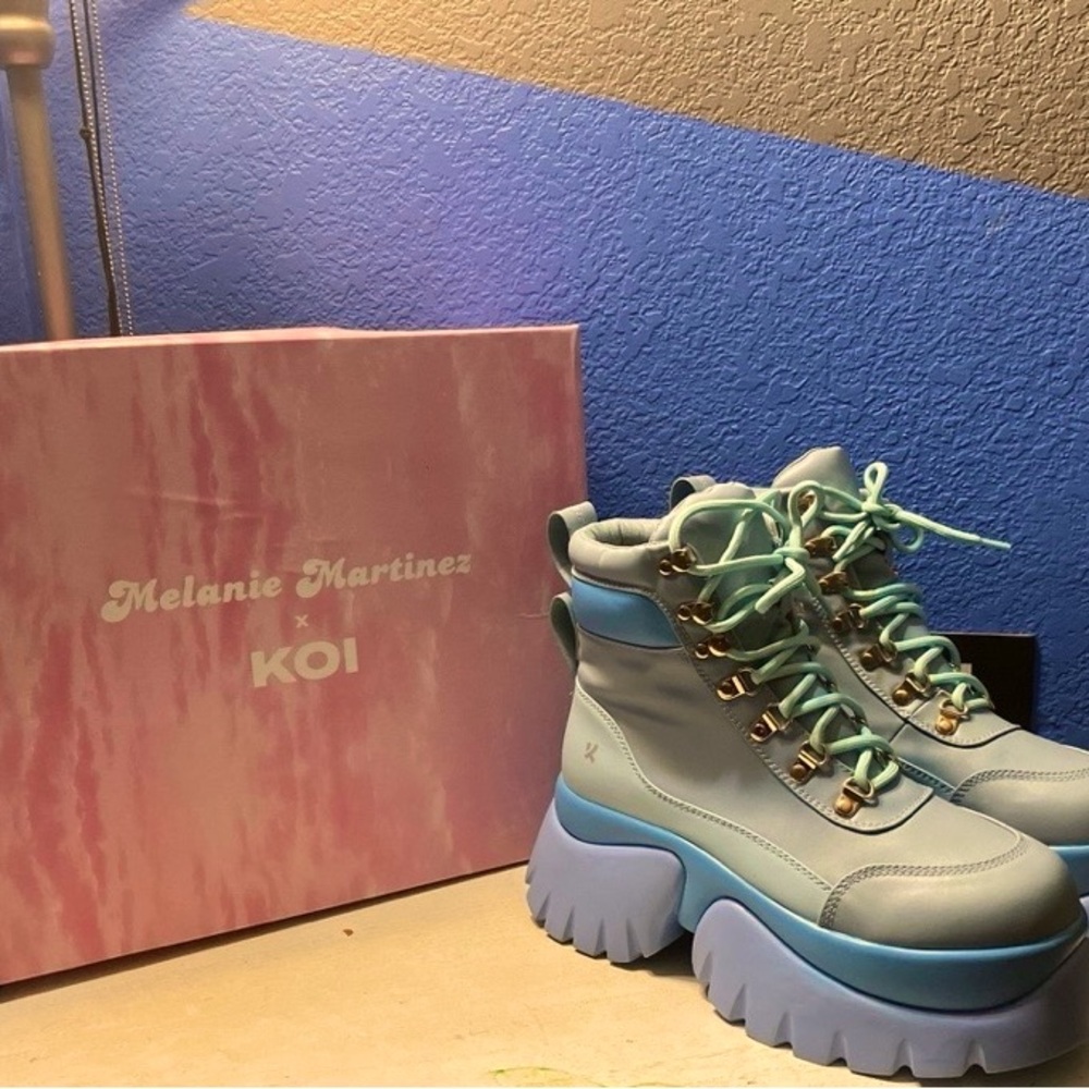 Crybaby blue Vilun Platform Boots